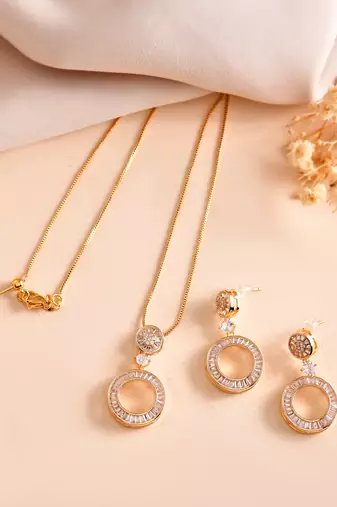 Gold plated  pendant set for  luxurious and premium look