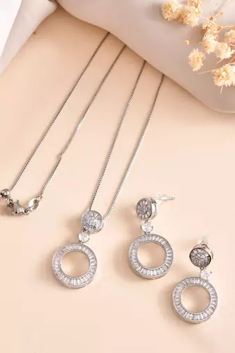 Silver plated  pendant set for  luxurious and premium look