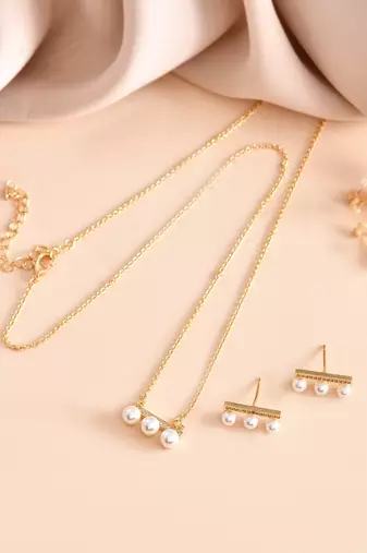Gold pearl pendant chain, designed for women who appreciate minimal luxury