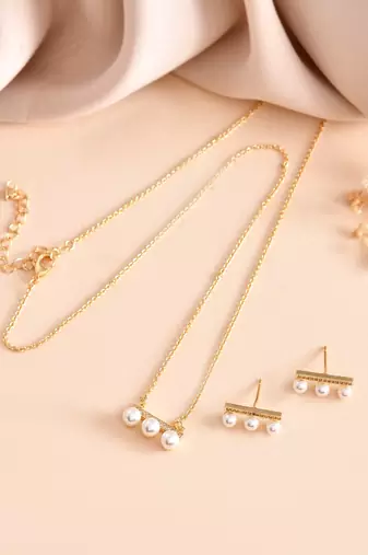 Gold pearl pendant chain, designed for women who appreciate minimal luxury