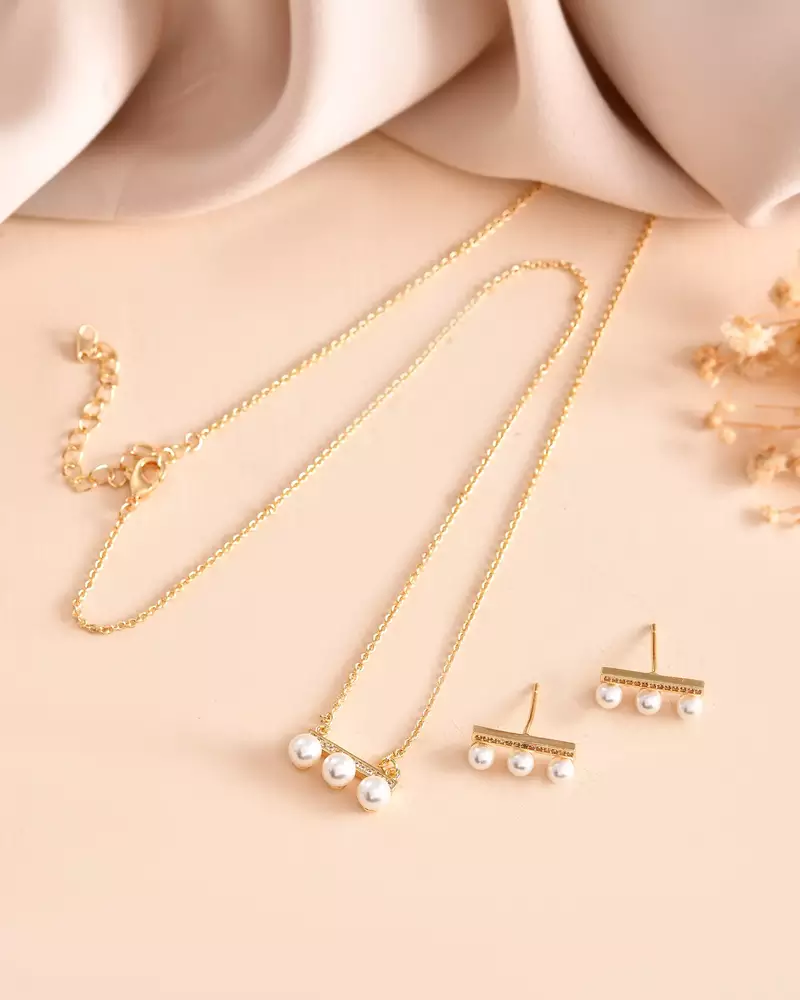 Gold pearl pendant chain, designed for women who appreciate minimal luxury