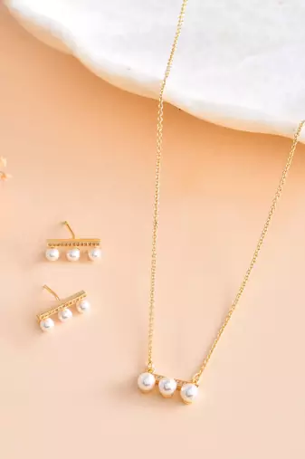 Gold pearl pendant chain, designed for women who appreciate minimal luxury