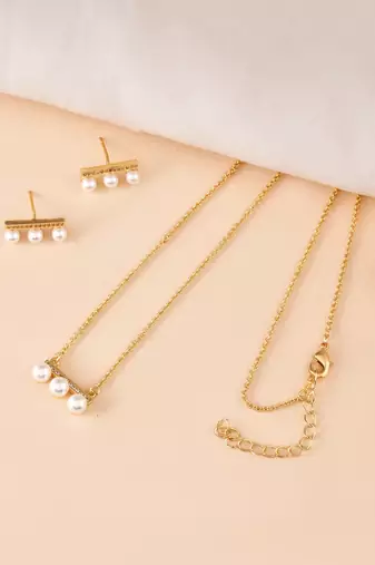 Gold pearl pendant chain, designed for women who appreciate minimal luxury