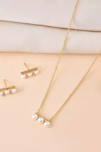 Gold pearl pendant chain, designed for women who appreciate minimal luxury