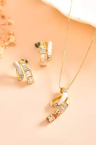 Elegant gold-tone crystal curve pendant/chain set for women