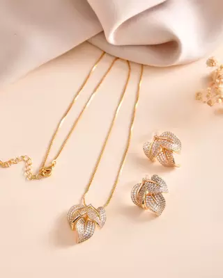 Gold leaf pendant chain with crystal detailing 2