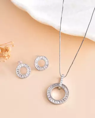 Add this versatile pendant chain refined contemporary finish to every look. 1