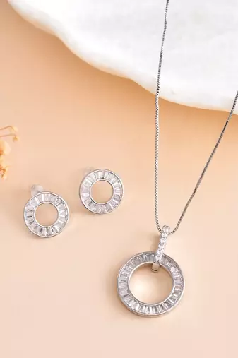 Add this versatile pendant chain refined contemporary finish to every look.