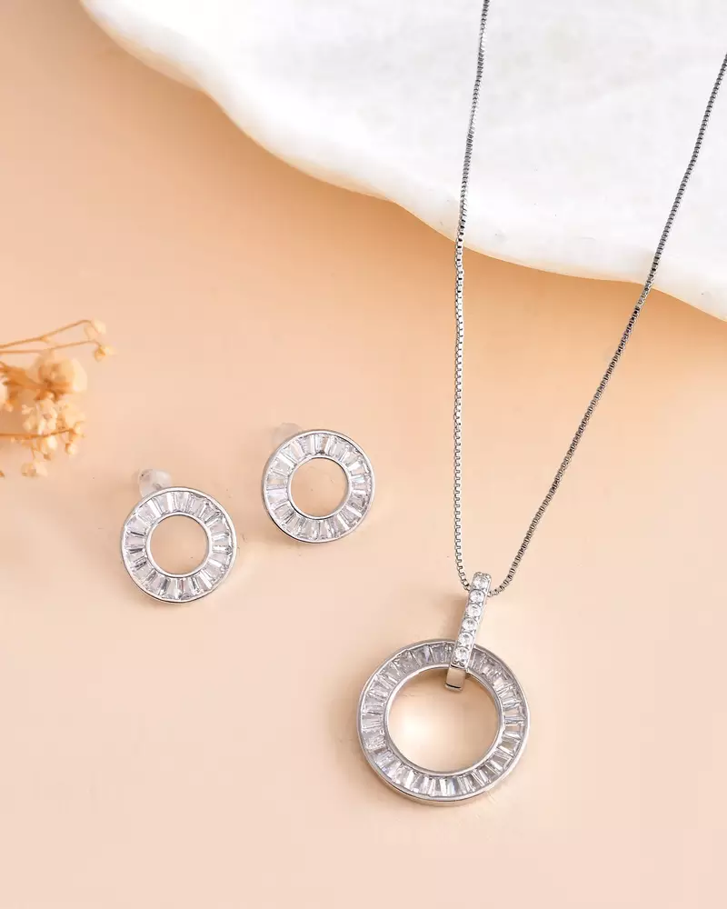 Add this versatile pendant chain refined contemporary finish to every look.