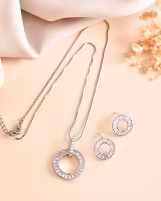 Add this versatile pendant chain refined contemporary finish to every look. 2
