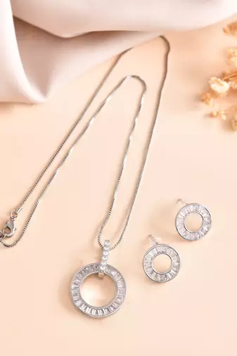 Add this versatile pendant chain refined contemporary finish to every look.
