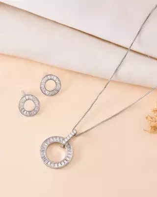Add this versatile pendant chain refined contemporary finish to every look. 3