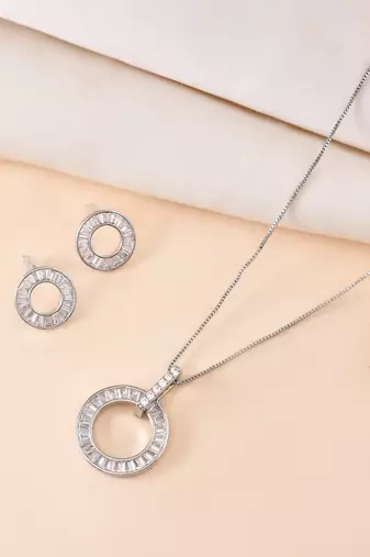 Add this versatile pendant chain refined contemporary finish to every look.