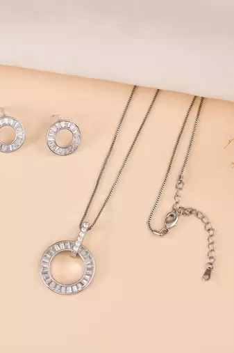 Add this versatile pendant chain refined contemporary finish to every look.