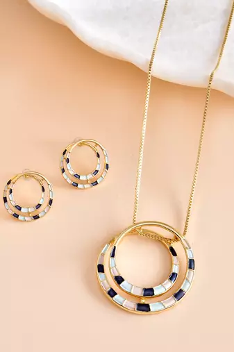 Add this versatile pendant chain refined contemporary finish to every look.