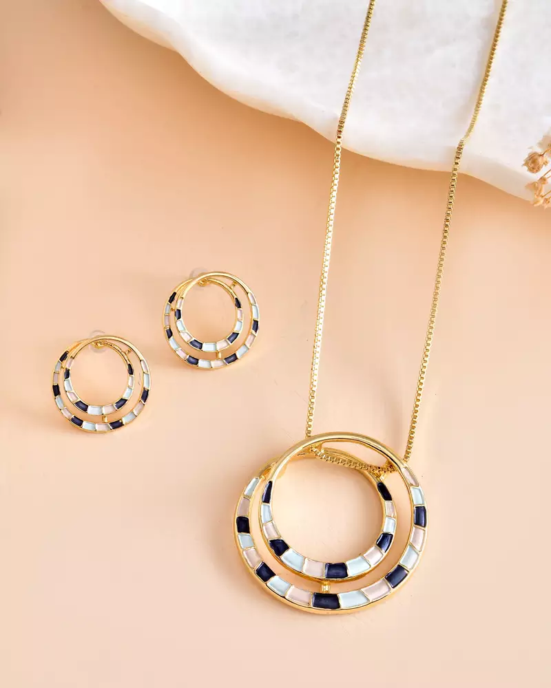 Add this versatile pendant chain refined contemporary finish to every look.