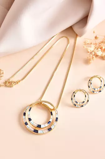 Add this versatile pendant chain refined contemporary finish to every look.