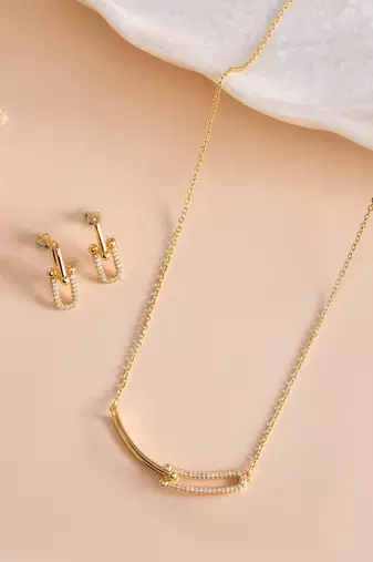 Add this versatile pendant chain refined contemporary finish to every look.
