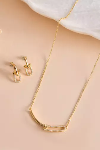 Add this versatile pendant chain refined contemporary finish to every look.