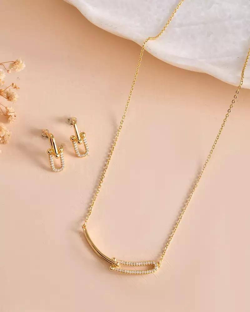 Add this versatile pendant chain refined contemporary finish to every look.