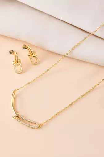 Add this versatile pendant chain refined contemporary finish to every look.