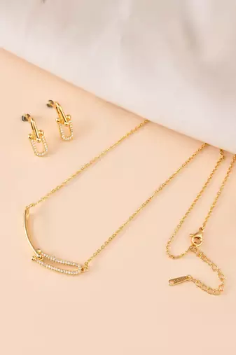 Add this versatile pendant chain refined contemporary finish to every look.