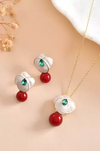 Floral pearl drop pendant chain for women – elegant silver finish statement pendant set