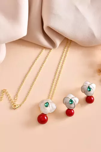 Floral pearl drop pendant chain for women – elegant silver finish statement pendant set