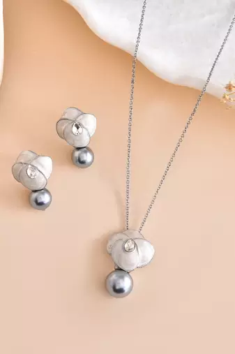 Floral pearl drop pendant chain for women – elegant gold finish statement pendant set