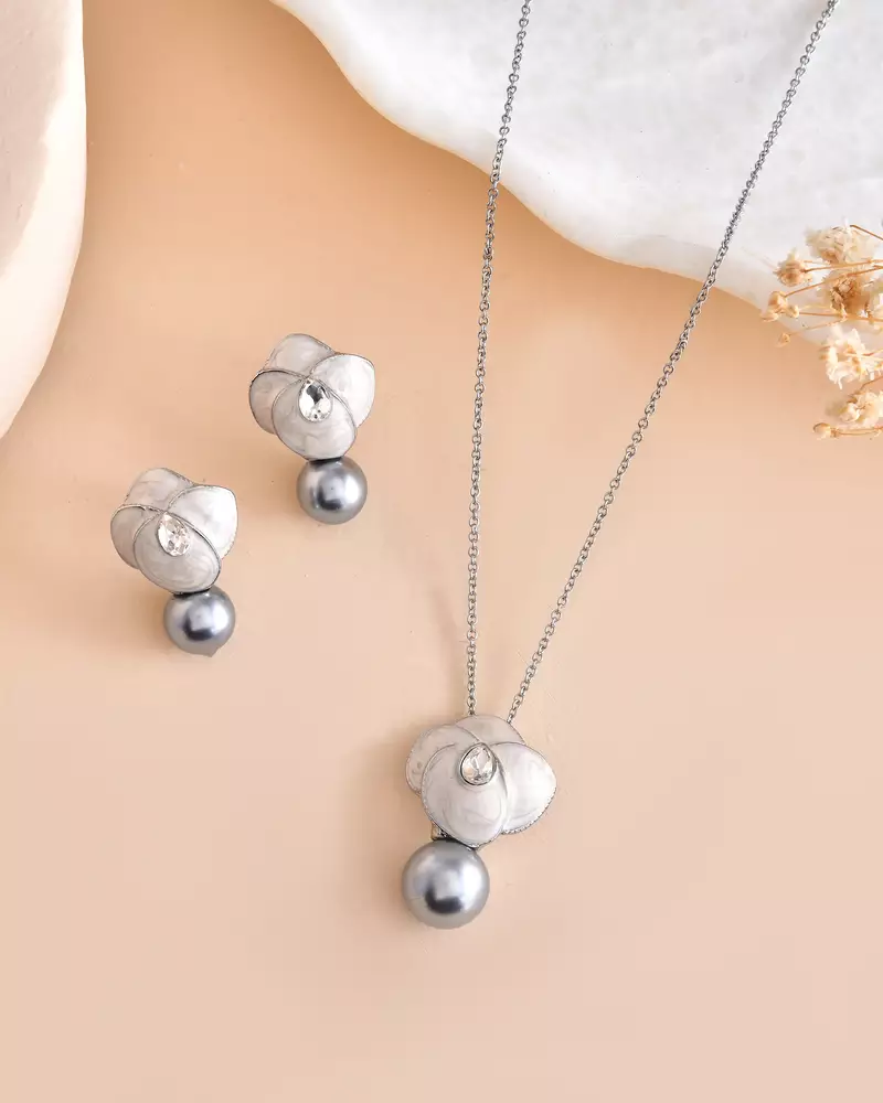 Floral pearl drop pendant chain for women – elegant gold finish statement pendant set
