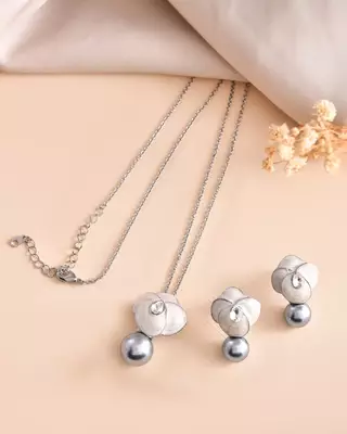 Floral pearl drop pendant chain for women – elegant gold finish statement pendant set 2