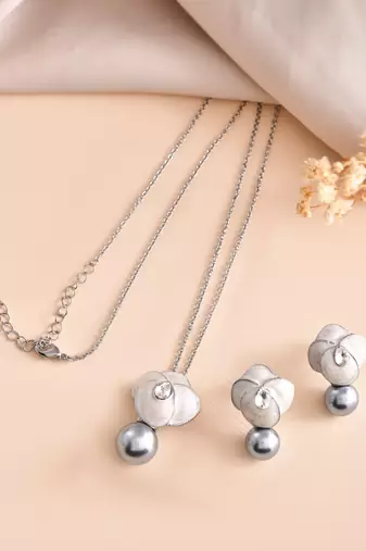 Floral pearl drop pendant chain for women – elegant gold finish statement pendant set