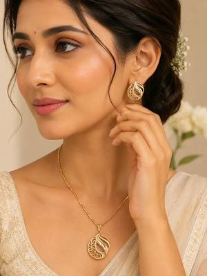 Stylish circular spiral pendant chain set with earrings for women 1