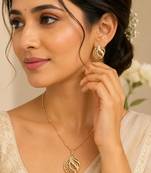Stylish circular spiral pendant chain set with earrings for women