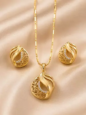 Stylish circular spiral pendant chain set with earrings for women 2