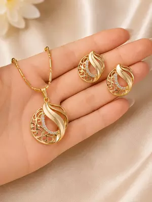 Stylish circular spiral pendant chain set with earrings for women 3