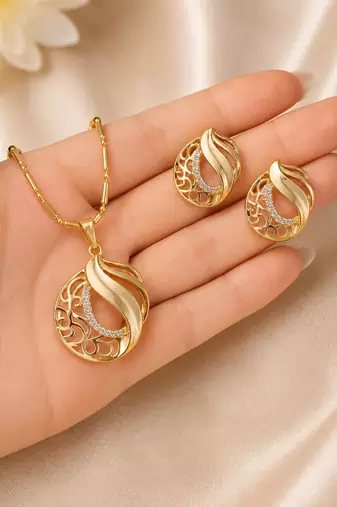 Stylish circular spiral pendant chain set with earrings for women