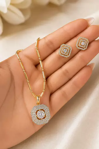 Trendy gold pendant chain set with matching earrings for women