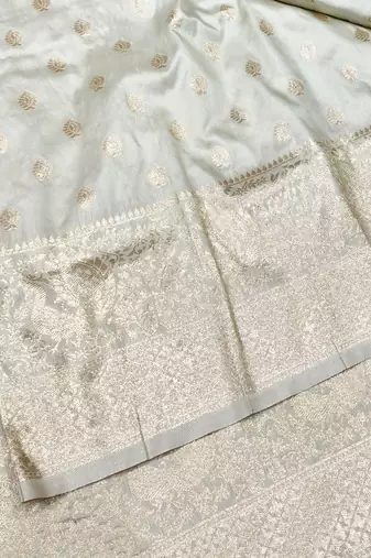 Cream zari woven silk traditional saree with blouse piece