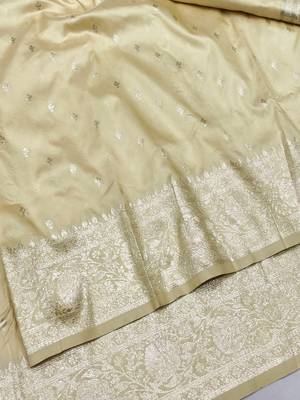 Cream zari woven silk traditional saree with blouse piece 3