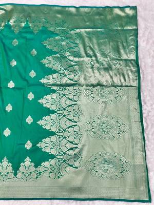 Green zari woven banarasi silk traditional saree with blouse piece 2