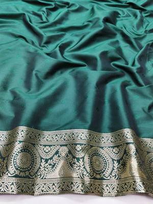 Green zari woven silk traditional saree with blouse piece 4