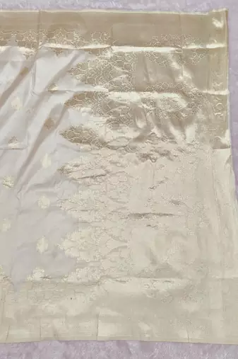 Cream zari woven silk traditional saree with blouse piece