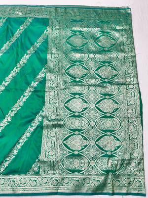 Green zari woven silk traditional saree with blouse piece 2