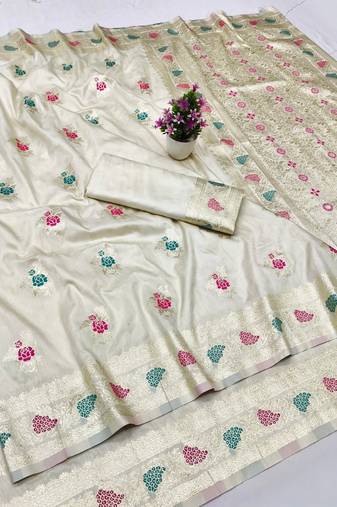 Cream zari woven silk traditional saree with blouse piece
