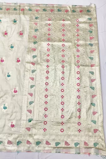Cream zari woven silk traditional saree with blouse piece