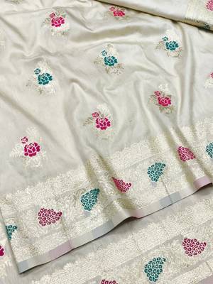 Cream zari woven silk traditional saree with blouse piece 3