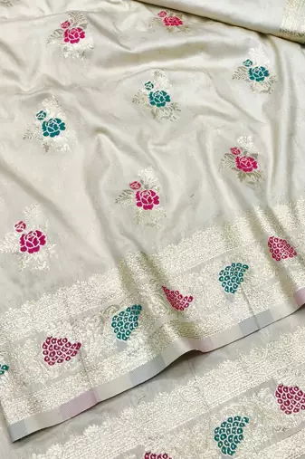 Cream zari woven silk traditional saree with blouse piece