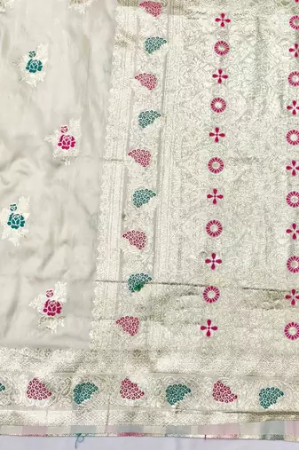 Cream zari woven silk traditional saree with blouse piece