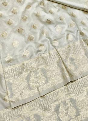 Cream zari woven banarasi silk traditional saree with blouse piece 2